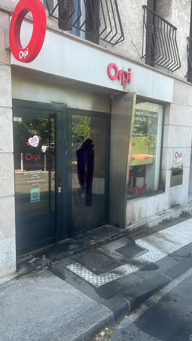 Ad_Vitam44_'s tweet image. #Marseille #Orpi Petit rappel utile : l’agence ORPI visée récemment est située sous des habitations.

Autrement dit, l’incendiaire s’est rendu coupable de plusieurs chefs d’accusation graves, mettant non seulement en danger des biens, mais aussi des vies humaines.

Et je ne