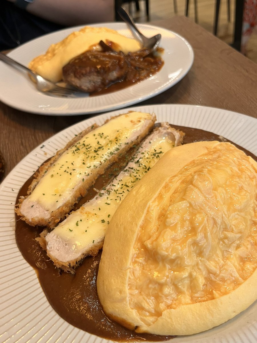 Hey's Burg สามย่าน จานใหญ่บึ้มๆใส่น้ำมันพริกของเค้าเพิ่มคืออร่อยมาก🥺