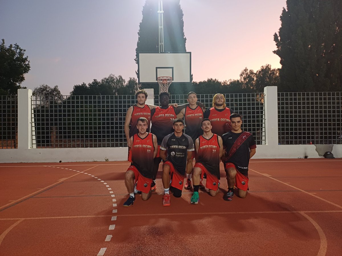 Sábado de torneo 🏀 en Colmenar con los amigos de GreenBees 🐝 
Junior⚡y Senior 🖤 <a href="/CDJPuertaOscura/">CD Puerta Oscura</a> ganaron partidos, jugaron un buen baloncesto y, lo más importante, convivieron juntos, rieron y se divirtieron 🥳🫂
#SiempreJuntos 
#SummerBasket