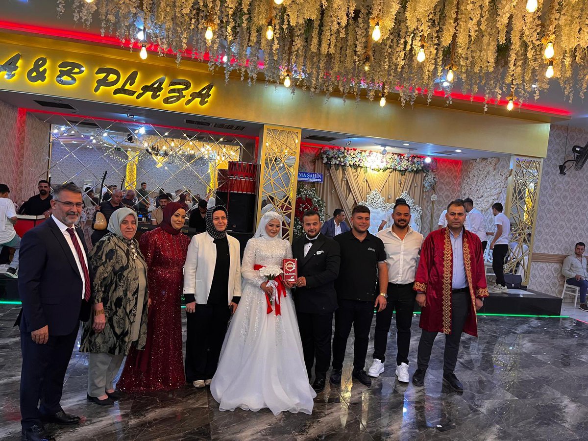 Bu akşam Gaziantep Büyükşehir belediyesi çalışma arkadaşlarımızdan Durdu Bey’in kıymetli oğlunun düğün merasimine katılarak mutlu günlerine şahitlik ettik.
Rabbim bir ömür boyu mutluluk nasip etsin.