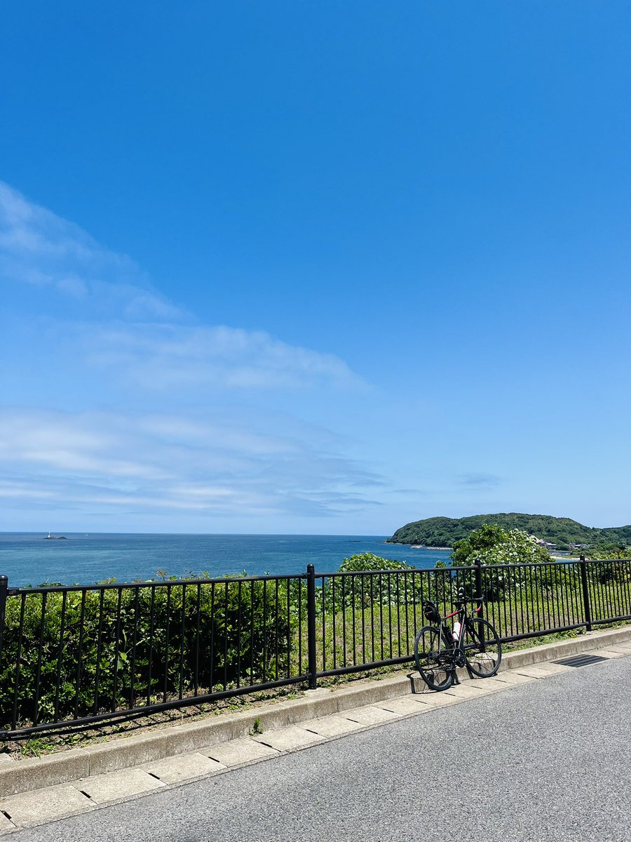 koiine440's tweet photo. どれほどの方が携わっているんだろう🤔
選手そしてスタッフ、地域の皆さんお疲れさまでした♪
想像どおりの暑さが大会に少なからず影響しましたが、どう感じましたか？😊
私は、メリハリつけて最後尾を楽しみました😁👍

#ツールドしものせき #ロードバイク #角島 #角島ブルー #みのりの丘 https://t.co/4jtAFHxXbq