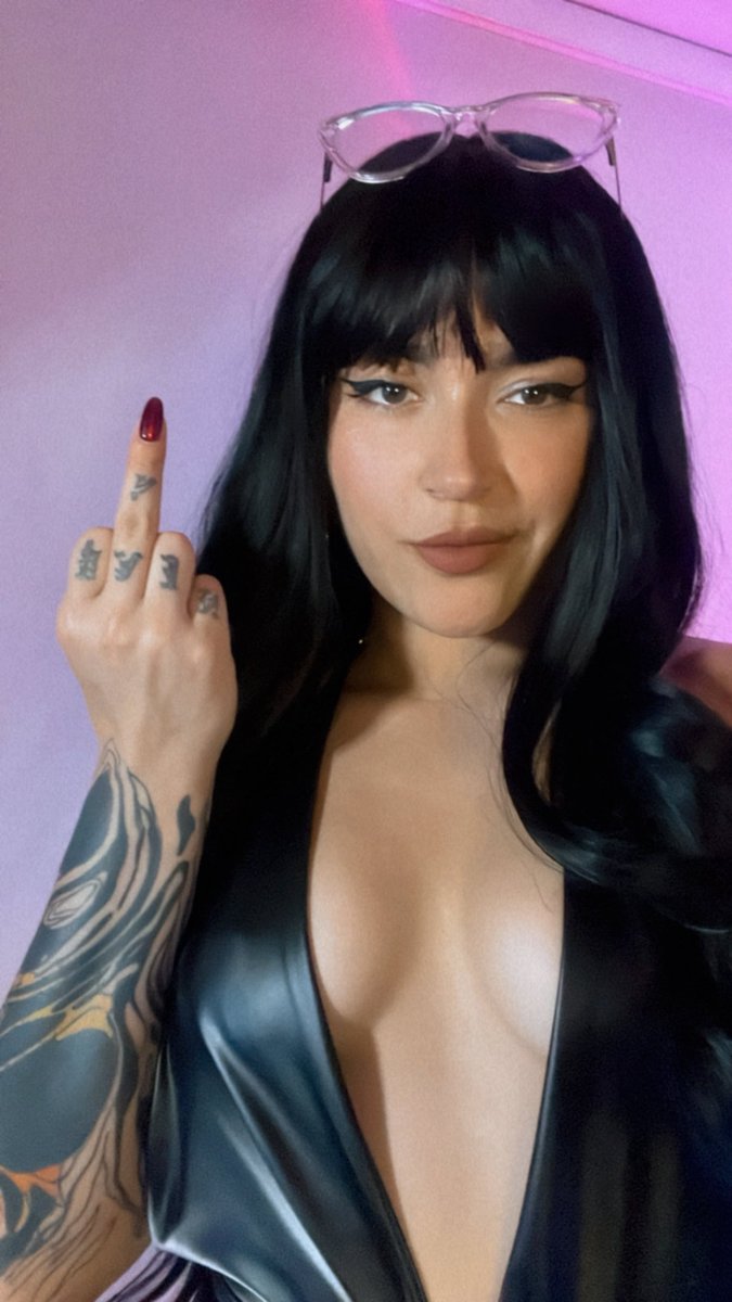 Hey you loser 🖕🏼come to my room right now chaturbate.com/cleo_dblue