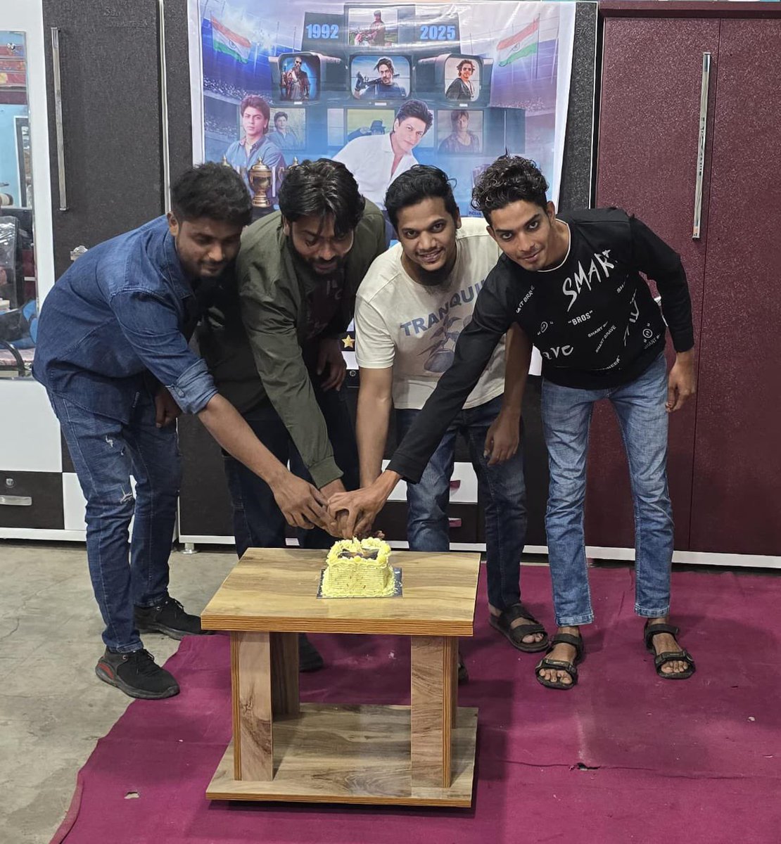 ♡♔SRKCFC♔♡™ (@srkchennaifc) on Twitter photo Pics: SRK fans from #SRKJalgaonCFC celebrated #33YearsOfSRK by cutting a cake 🎂 & spreading smiles. ❤️
33 YEARS OF MEGASTAR SRK
#33YearsOfSRKInBollywood #ShahRukhKhan <a href="/iamsrk/">Shah Rukh Khan</a> Pics: SRK fans from #SRKJalgaonCFC celebrated #33YearsOfSRK by cutting a cake 🎂 & spreading smiles. ❤️
33 YEARS OF MEGASTAR SRK
#33YearsOfSRKInBollywood #ShahRukhKhan <a href="/iamsrk/">Shah Rukh Khan</a>