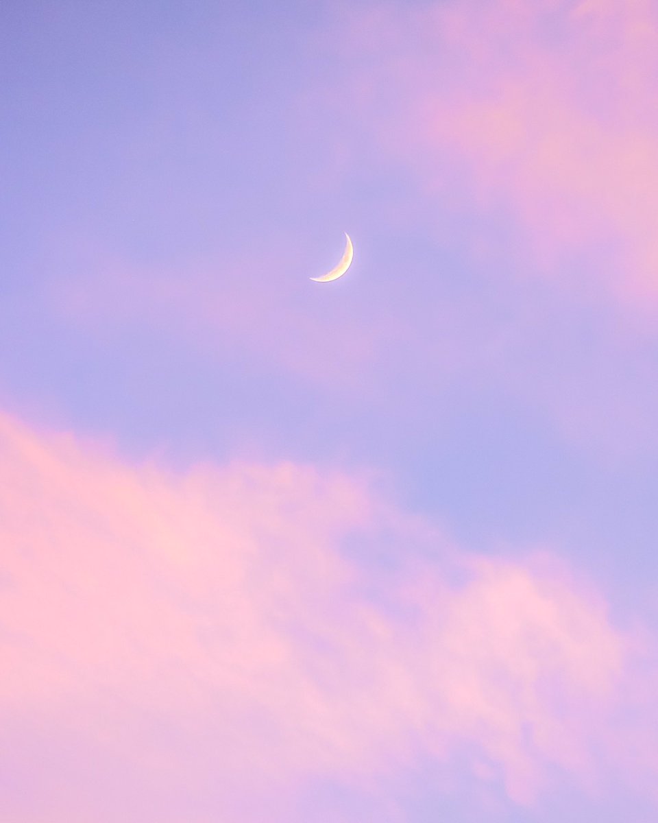 紅掛空色の夕暮れに浮かぶ五番目の月