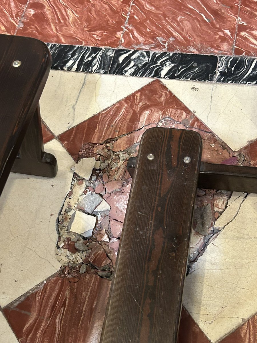 Mariagodoyd23's tweet photo. Vergonzoso el deplorable estado en el que se encuentra la Parroquia de Sto Domingo, uno de los principales templos de la ciudad de Málaga. Un edificio histórico que se encuentra en ruinas y en una continua decadencia, pese a su valor patrimonial y religioso. @DiocesisMalaga https://t.co/0Y6aSqCcmb