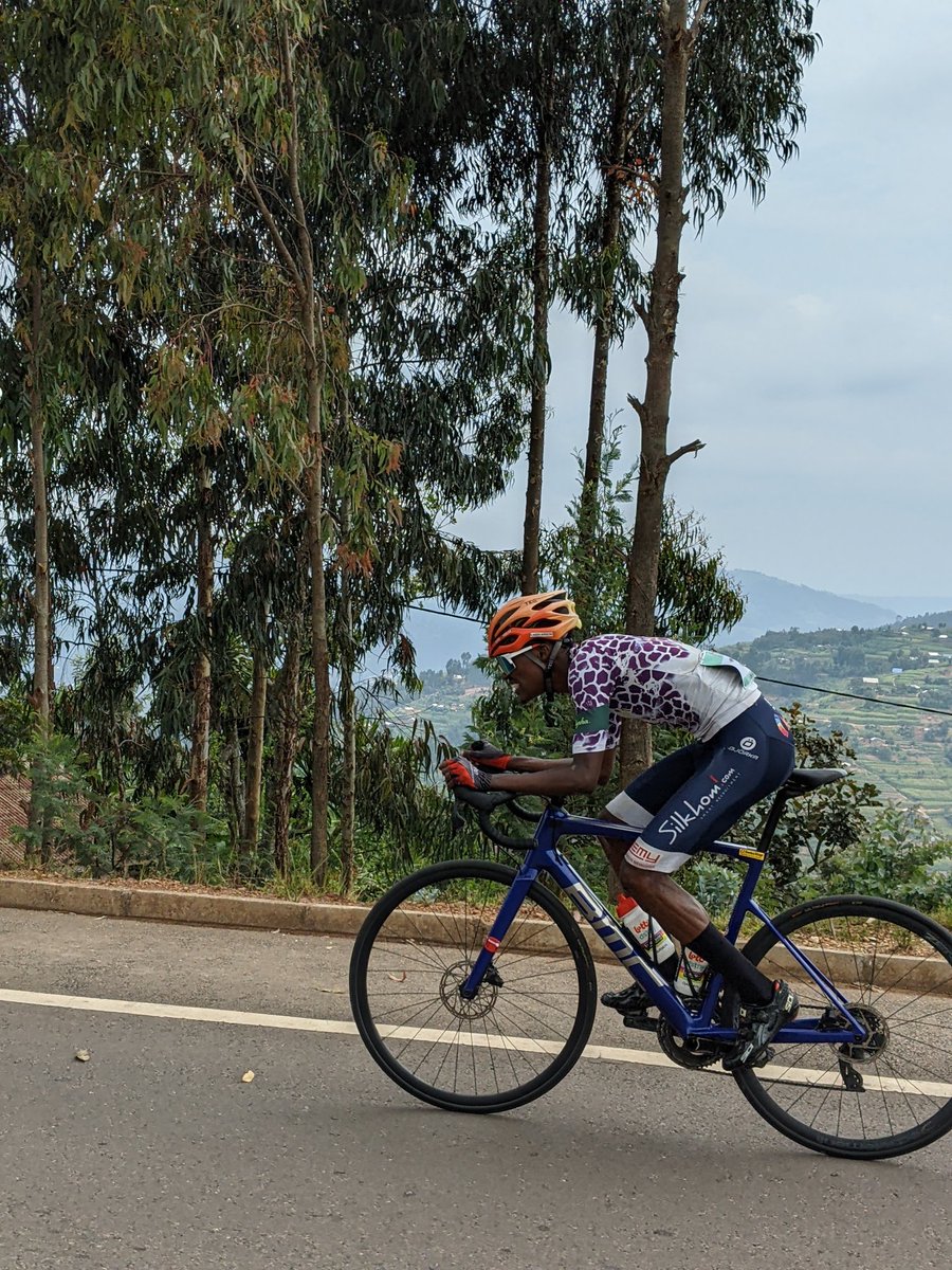 Abakinnyi bagiye gusoza Tetero barimbere ni Nkundabera Eric na Bigirimana jean Nepo. 

Bitegura kwinjira muri byumba barimbere! 

Igikundi kirinyuma harimo Umunota umwe gusa! 

<a href="/cyclingrwanda/">𝙁𝙀𝙍𝙒𝘼𝘾𝙔</a>