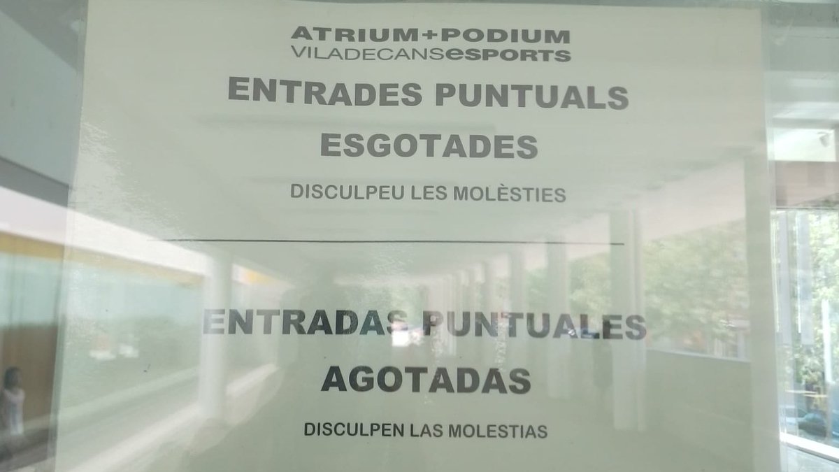 🟡 [FOTODENÚNCIA] En plena onada de calor, la primera de la temporada, Podium #Viladecans NO accepta entrades puntuals perquè l'única (mini)piscina municipal descoberta està col·lapsada...  Ni refugis climàtics, ni res. Cada vegada més veïns i menys serveis públics adaptats 🙄
