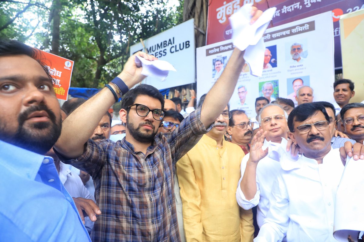 ShivSenaUBT_'s tweet image. मराठी अभ्यास केंद्र आणि समविचारी संस्थांच्या वतीने आयोजित करण्यात आलेल्या &quot;अन्याय्य शासन निर्णयाच्या प्रतीकात्मक होळी&quot; कार्यक्रमाला शिवसेना पक्षप्रमुख मा. श्री. उद्धवसाहेब ठाकरे आणि युवासेना प्रमुख, शिवसेना नेते आमदार आदित्यजी ठाकरे ह्यांनी उपस्थिती दर्शवली.

ह्यावेळी हिंदी…