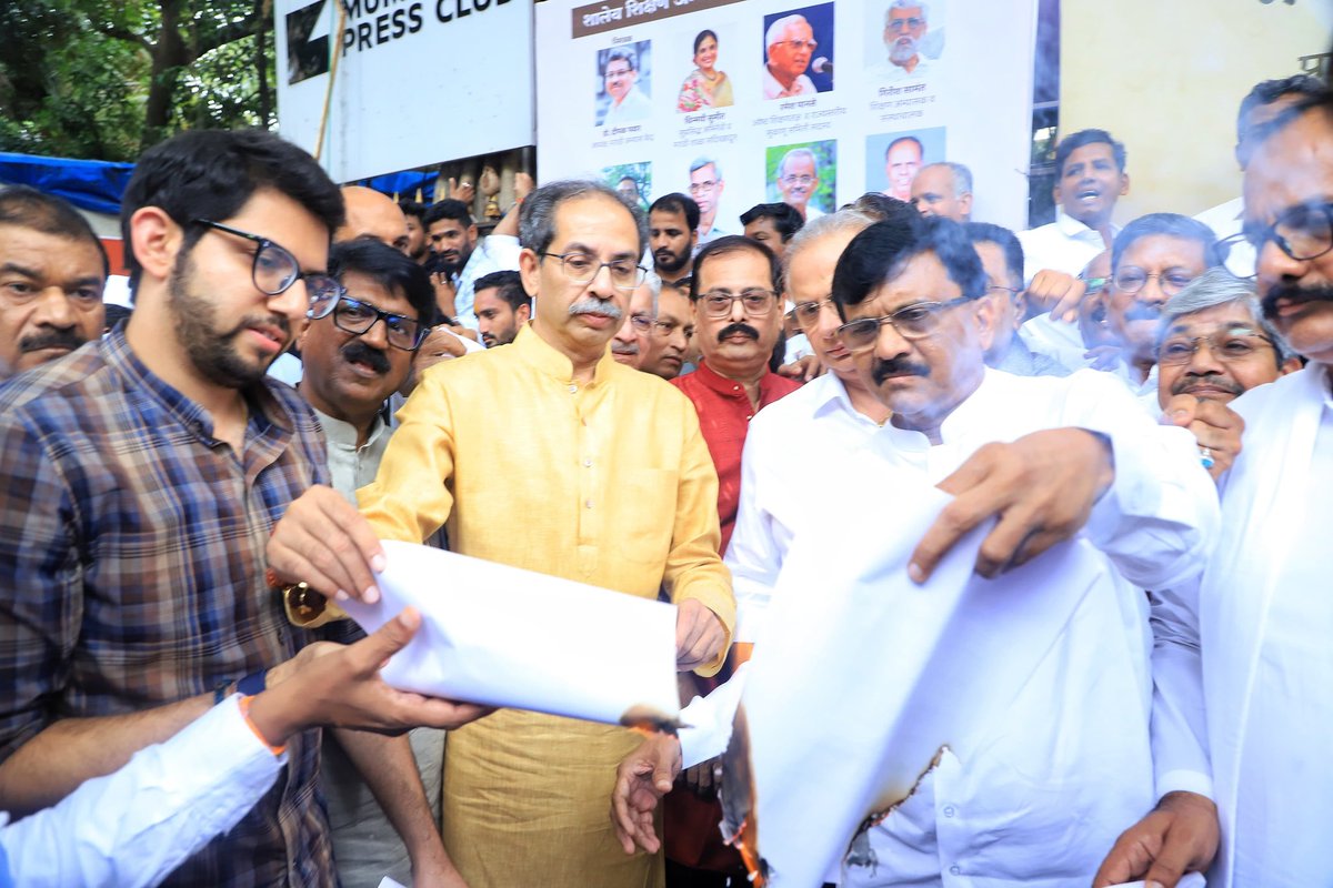 ShivSenaUBT_'s tweet image. मराठी अभ्यास केंद्र आणि समविचारी संस्थांच्या वतीने आयोजित करण्यात आलेल्या &quot;अन्याय्य शासन निर्णयाच्या प्रतीकात्मक होळी&quot; कार्यक्रमाला शिवसेना पक्षप्रमुख मा. श्री. उद्धवसाहेब ठाकरे आणि युवासेना प्रमुख, शिवसेना नेते आमदार आदित्यजी ठाकरे ह्यांनी उपस्थिती दर्शवली.

ह्यावेळी हिंदी…