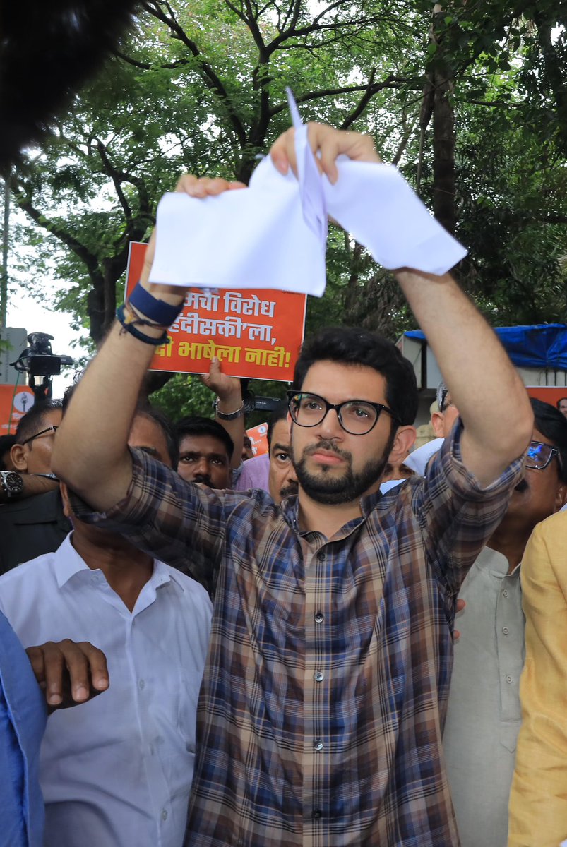 ShivSenaUBT_'s tweet image. मराठी अभ्यास केंद्र आणि समविचारी संस्थांच्या वतीने आयोजित करण्यात आलेल्या &quot;अन्याय्य शासन निर्णयाच्या प्रतीकात्मक होळी&quot; कार्यक्रमाला शिवसेना पक्षप्रमुख मा. श्री. उद्धवसाहेब ठाकरे आणि युवासेना प्रमुख, शिवसेना नेते आमदार आदित्यजी ठाकरे ह्यांनी उपस्थिती दर्शवली.

ह्यावेळी हिंदी…