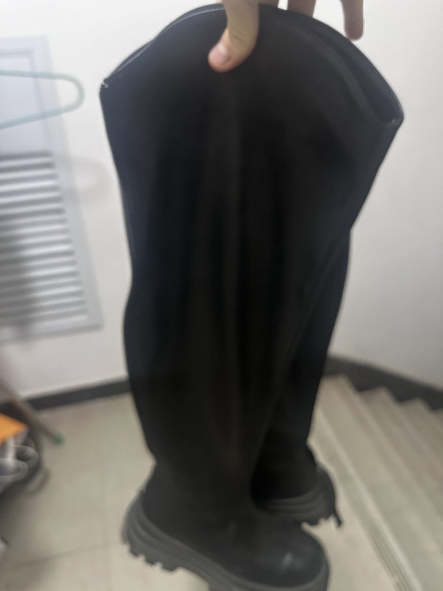 saoloushunsi's tweet photo. 极品点位 大学城美���的过膝长靴 女主超好看 靴子里面有股臭味直接拿到楼道保养 #扫楼打胶 #扫楼 #靴子 https://t.co/z1qjMMHjSQ