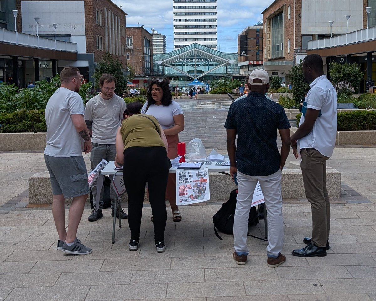 CovSocialists's tweet image. Another successful stall campaigning against rip-off hospital parking charges and to end the crisis in the NHS.
Sign our petitions and find out more here - linktr.ee/CoventrySP