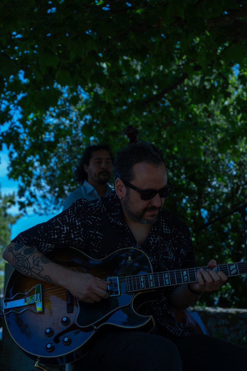 fisterraexp's tweet photo. Imaxes da sesión vermú do sábado  con Thomas Kretzschmar Music e David Regueiro.🌳

Un concerto único nunha paraxe inigualable🌿 https://t.co/DOhWHhZSMg