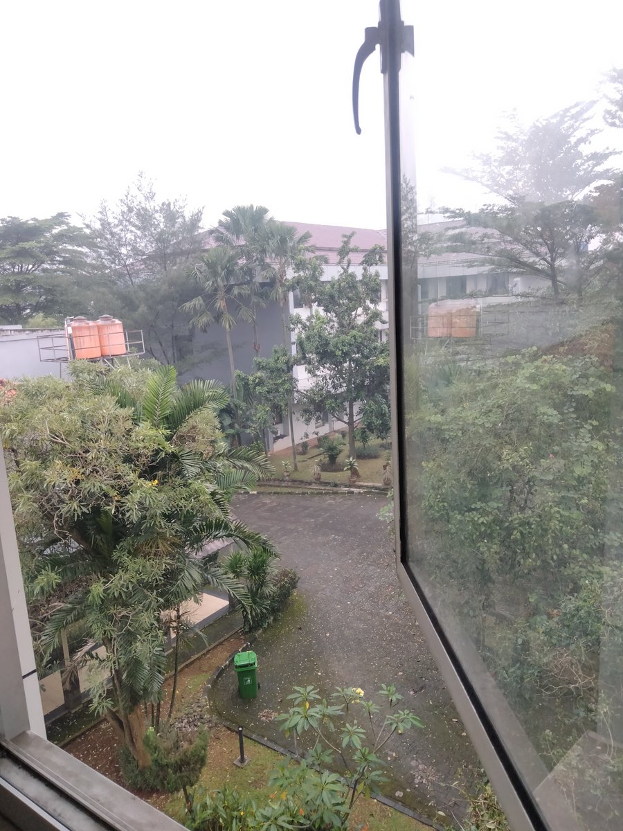 hari ini bintaro hawanya mendung" gitu, enak buat tidurrr