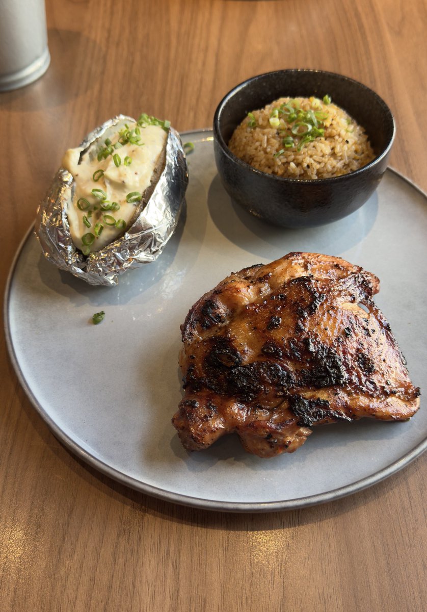 本来只打算报道一下午餐吃什么罢了so 随便拍拍，没想到这家Charcoal Grill 蛮不错下～ 
- Signature marinate chicken chop 
- Baked potato with sour cream 
- Garlic egg fried rice 
主要是肉tender &amp; juicy 无需蘸料都好吃