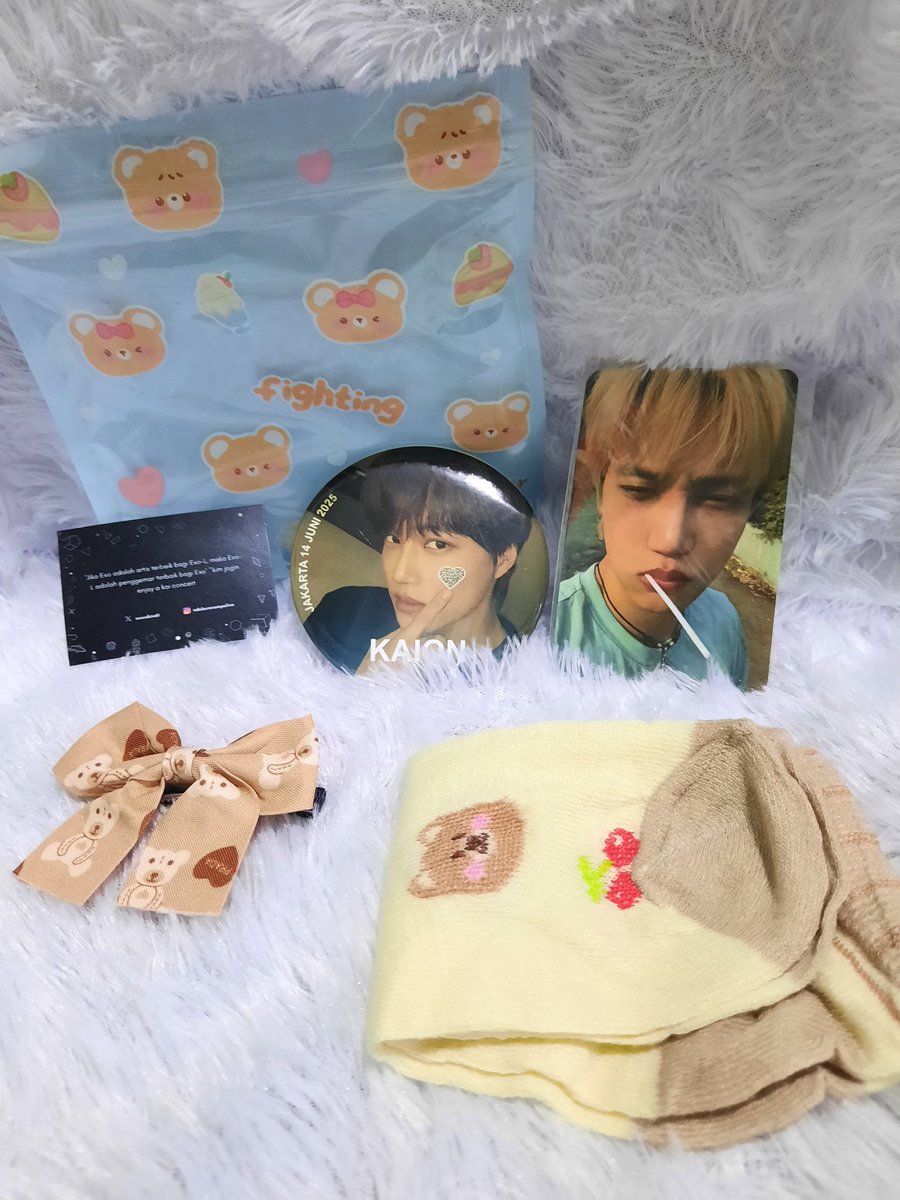 YeoLeea_'s tweet photo. Terima kasih kak @Rerekim61 🫶
Lucu bgt ini freebisnya. Kaos kakinya dipake adekku 🥰 Jepit dan cerminnya lucuuk. 🫶🫶 https://t.co/UVRNI9UJfQ