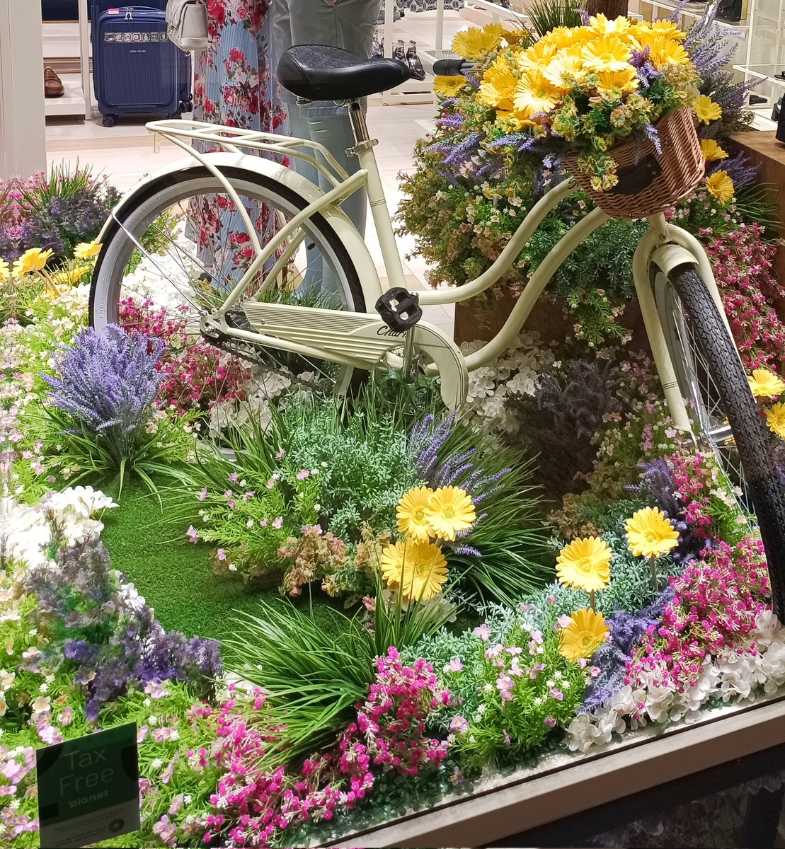 ثمرةُ تربيةِ الأبناء لا تُجنى في ليلةٍ وضحاها، بل تحتاج إلى صبرٍ طويل، وعطاءٍ مستمر في الوقتِ والجهد، والحبِّ والعطف. 
هي مسيرة غرسٍ متواصلٍ لقيمِ الإسلام، وتعليمٍ   للسنّةِ شيئًا فشيئًا، حتى يطيبَ الثمر ويزهرَ الغراس ويُثمر .🌳🌾