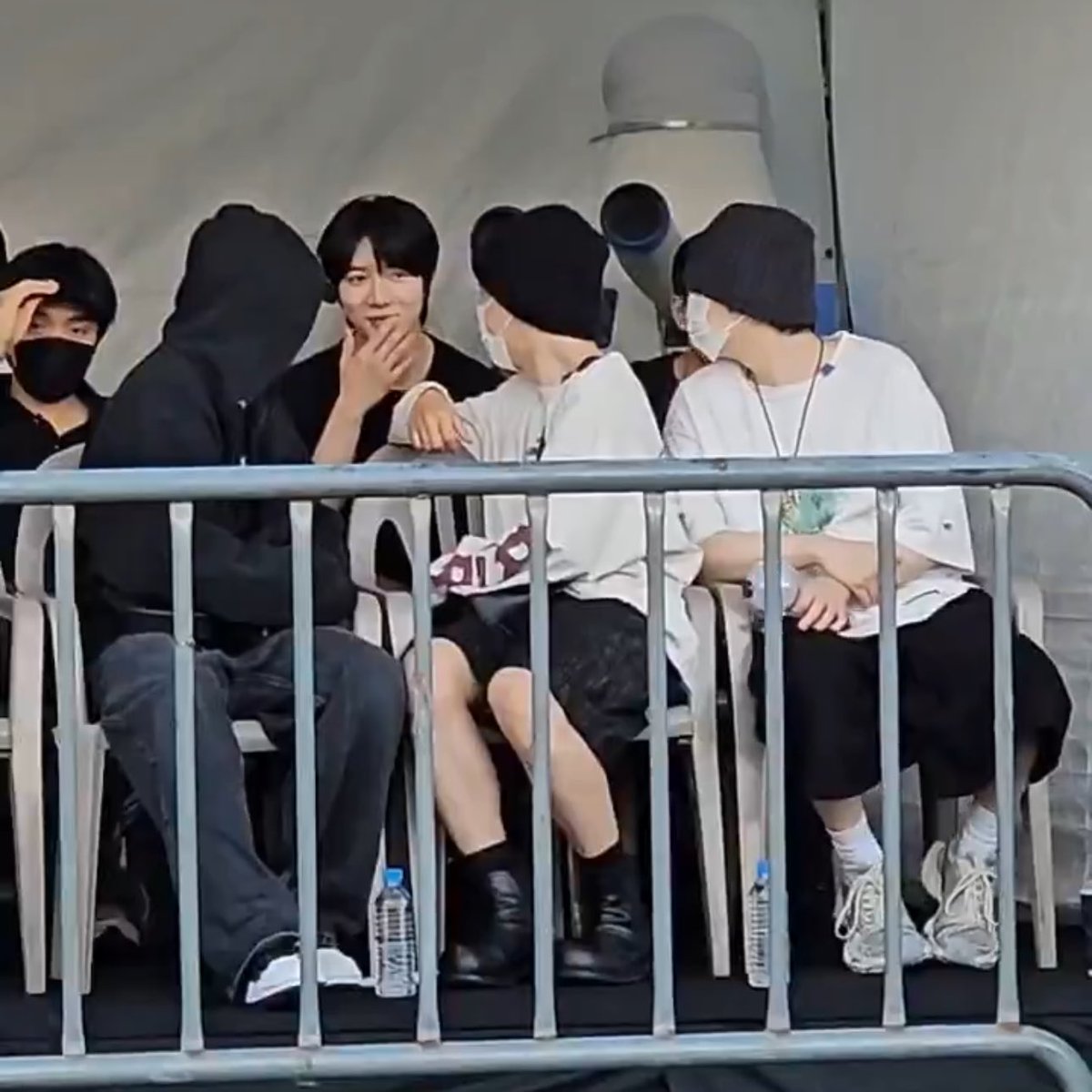 L0VELYBEOMIE's tweet photo. THIS IS SO CUTE, LOOK AT JUNGKOOK, JIMIN AND YOONGI LISTENING TO BEOMGYU ATTENTIVELY 😭😭😭 https://t.co/RWTwN8r5Uq