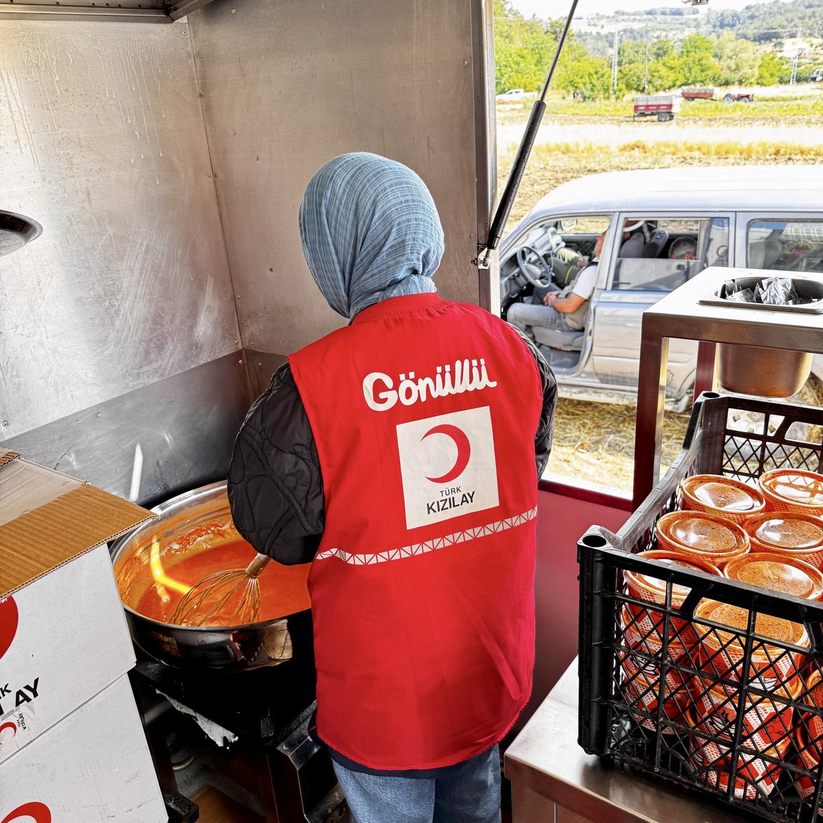 Gönüllülerimiz yangın bölgesinde! 

Sakarya’da meydana gelen orman yangını sonrasında, gönüllülerimiz yangın söndürme ekiplerine destek sağlamaya devam ediyor.

🔴 #DaimaHazır