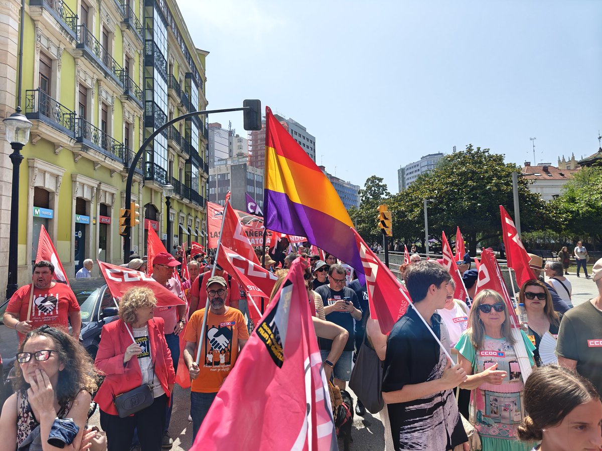 En Xixón, sofitando a les compañeres de Les Seis de La Suiza. Porque facer sindicalismu nun ye delitu. #NunTaisSoles