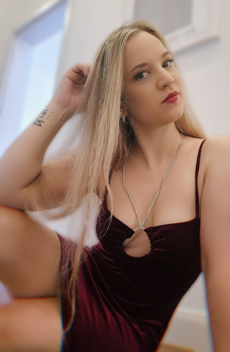 Ich biete keinen unbewussten Konsum. Es wird kein emotionsloses Abhaken von Fantasien geben, als wären sie Punkte auf deiner Einkaufsliste.
Ich will pornosüchtige und überstimulierte Gehirne nicht füttern.

Was ihr mit mir erleben dürft, ist achtsames Erforschen, vollständige