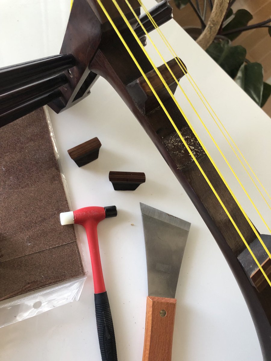 琵琶の修理。
自分でやれることは、できるだけ自分でやる。