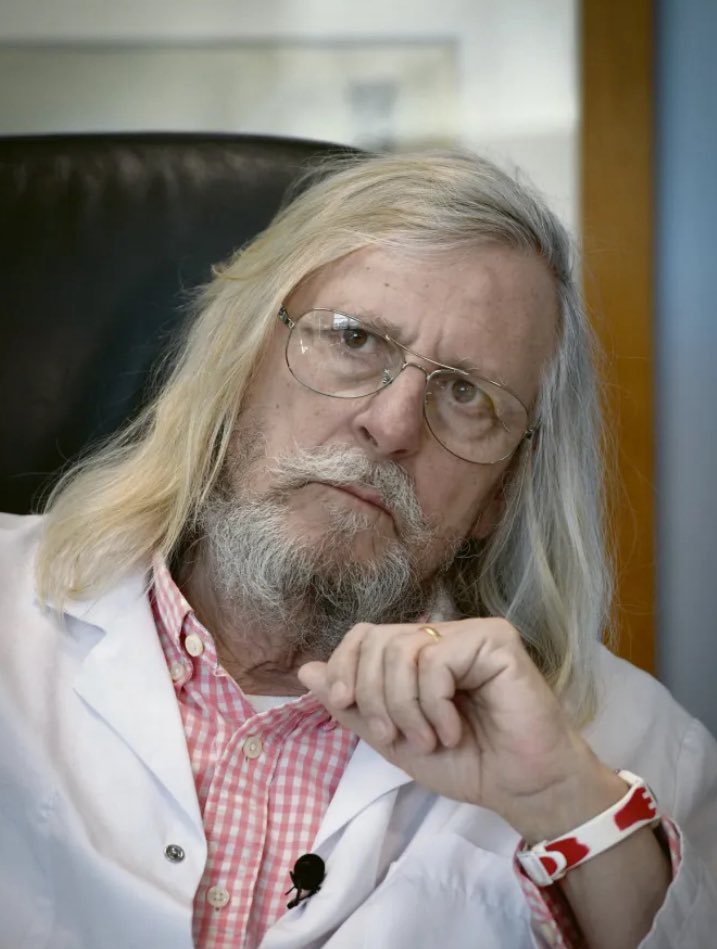 Ça c’est Didier Raoult.

Didier c’est une enfance dans les tropiques, il naît au Sénégal où son père est en poste comme médecin militaire. Sa maman est infirmière et petite-fille d’un infectiologue renommé.

Didier c’est également le déracinement, il s’installe à Marseille, et