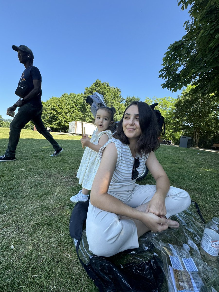 Biri sevabına şu arkadaki arkadaşı fotodan çıkarabilir mi