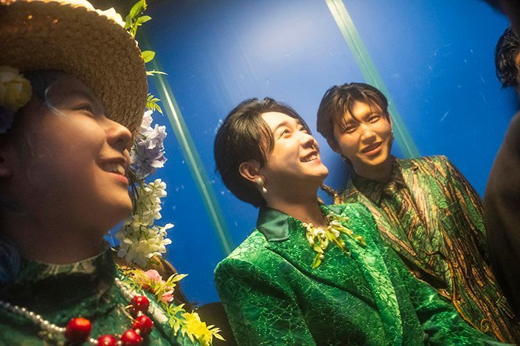 GQ JAPAN (@gqjapan) on Twitter photo Mrs. GREEN APPLEが主催した新しい音楽イベント『Mrs. GREEN APPLE presents “CEREMONY”』。
ミセスの新たな挑戦を密着ドキュメントする。前・後編でお届けする。こちらは<前編>。
gqjapan.visitlink.me/PbMNvH
<a href="/AORINGOHUZIN/">Mrs. GREEN APPLE</a> <a href="/MGA__CEREMONY/">Mrs. GREEN APPLE presents 『CEREMONY』</a> #MrsGREENAPPLE #MGA_CEREMONY Mrs. GREEN APPLEが主催した新しい音楽イベント『Mrs. GREEN APPLE presents “CEREMONY”』。
ミセスの新たな挑戦を密着ドキュメントする。前・後編でお届けする。こちらは<前編>。
gqjapan.visitlink.me/PbMNvH
<a href="/AORINGOHUZIN/">Mrs. GREEN APPLE</a> <a href="/MGA__CEREMONY/">Mrs. GREEN APPLE presents 『CEREMONY』</a> #MrsGREENAPPLE #MGA_CEREMONY