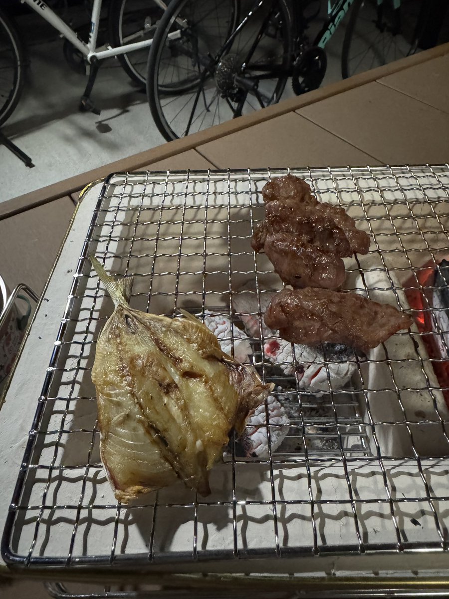anemone1012's tweet photo. 豚のハラミ（コメカミ）とアジのヒラキでkp中 https://t.co/xY3b7qTvMD