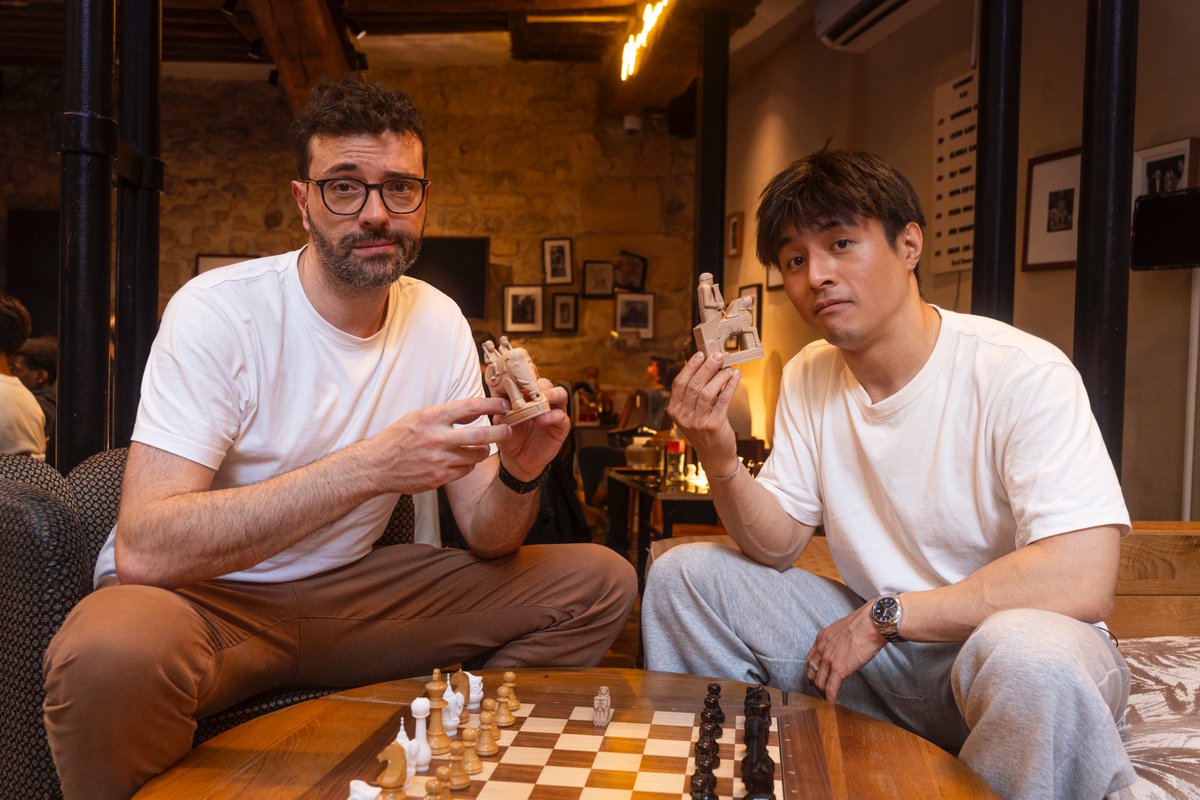 Julien Song (@mijuliensong) on Twitter photo Très heureux d'avoir sorti avec l'historien Yann Bouvier une vidéo de près d'une heure qui revient sur l'Histoire du jeu d'échecs !
On est revenu sur des questions comme :
- Mais d'où vient le jeu et a-t-il toujours été joué sous cette forme ? 
- Pourquoi la dame est-elle Très heureux d'avoir sorti avec l'historien Yann Bouvier une vidéo de près d'une heure qui revient sur l'Histoire du jeu d'échecs !
On est revenu sur des questions comme :
- Mais d'où vient le jeu et a-t-il toujours été joué sous cette forme ? 
- Pourquoi la dame est-elle