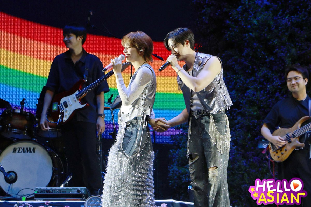 Hello_asian's tweet photo. "จับมือฉันไว้" โอเคเลยยย พี่โอเคเลยยย

ZNN AT PRIDE FLOWER
#NuNew #Zeepruk #ZeeNuNew
#PrideFlowerMusicxZeeNuNew 
#PrideFlowerMusic #AmarinTV34 https://t.co/qUWf4Y3iLD