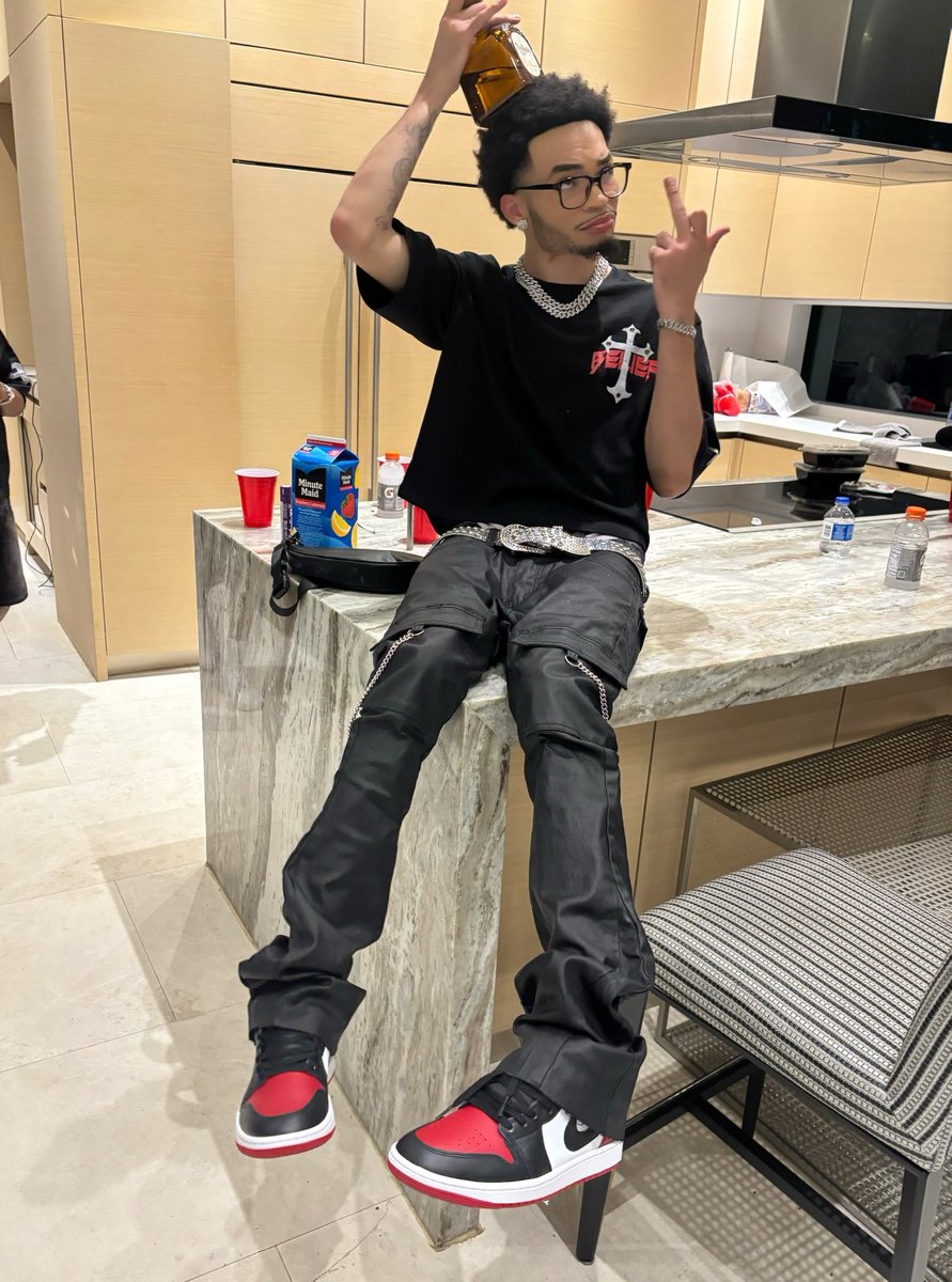 Zaydahh_'s tweet photo. Happy Birthday to me 🖤 https://t.co/9QUKL8yDqY