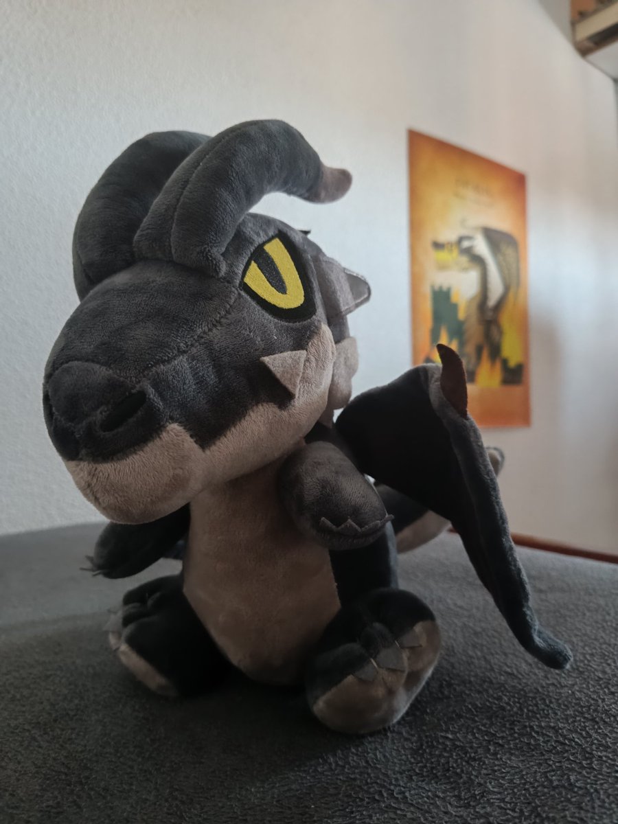 Sandora_chan's tweet image. ¡Os presento a Fatalis Chibi! Todos aquellos que votasteis en la encuesta por la opción de que me había comprado un peluche de Monster Hunter me conocéis bien 😁 #MonsterHunter #MonsterHunterWilds #mhwi #MonsterHunterWorld