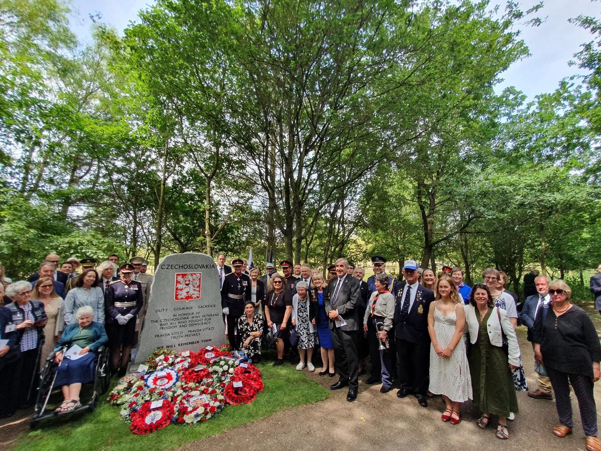 mafcsv's tweet photo. 20/6/2025🪖🪦 A Day to Remember🇬🇧🇨🇿🇸🇰:
We’re honoured to share a few early glimpses from a truly special and emotional day—the unveiling of our new memorial stone at the #NMA🌸 :
https://t.co/pfBWSulYvF
To every supporter, friend & family member of the #MAFCSV: thank you❤️. https://t.co/vhGXd3dYii
