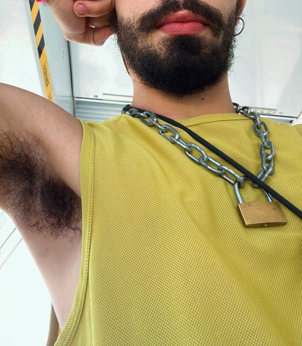 Llevo todo el dia sudando hecho un cerdo y no hay nadie limpiarme los sobacos