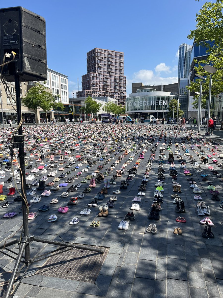 Gazze 20 aydan uzun süredir bombalanıyor ve 18.000'den fazla Filistinli çocuğun katledildiği kaydedildi. Eşi benzeri görülmemiş ve hayal edilmesi zor bir sayı.

Anma protestosu sırasında, çocuk ayakkabıları bu sayıyı somutlaştırıyor.