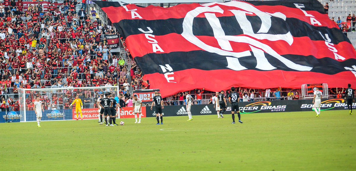 venecasagrande's tweet photo. O Flamengo conseguiu, novamente, liberação da FIFA para os torcedores levarem um bandeirão (o mesmo das imagens) ao Estádio. A torcida rubro-negra promete uma linda festa no jogo de logo mais, contra o Bayern de Munique, pelas oitavas de final da Copa do Mundo de Clubes.

Fotos: Fla USA e Gilvan de Souza/ Flamengo
