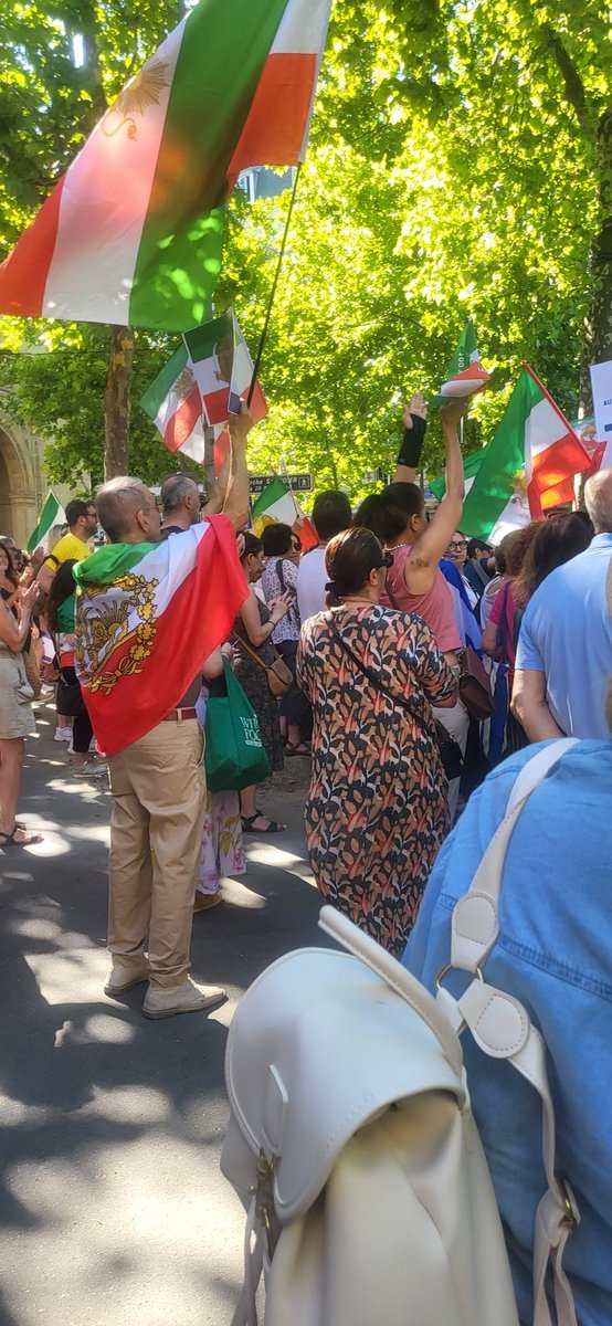 EboshiJasmine's tweet photo. Iranians and Israelis in Paris today.
امروز در پاریس ایرانیان و بهودیان.
#IraniansStandWithIsrael
#MIGAl
#همکاری_ملی https://t.co/DZfnYIH80L