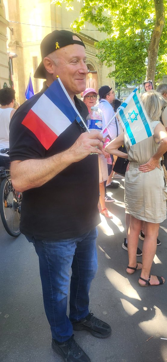 EboshiJasmine's tweet photo. Iranians and Israelis in Paris today.
امروز در پاریس ایرانیان و بهودیان.
#IraniansStandWithIsrael
#MIGAl
#همکاری_ملی https://t.co/DZfnYIH80L