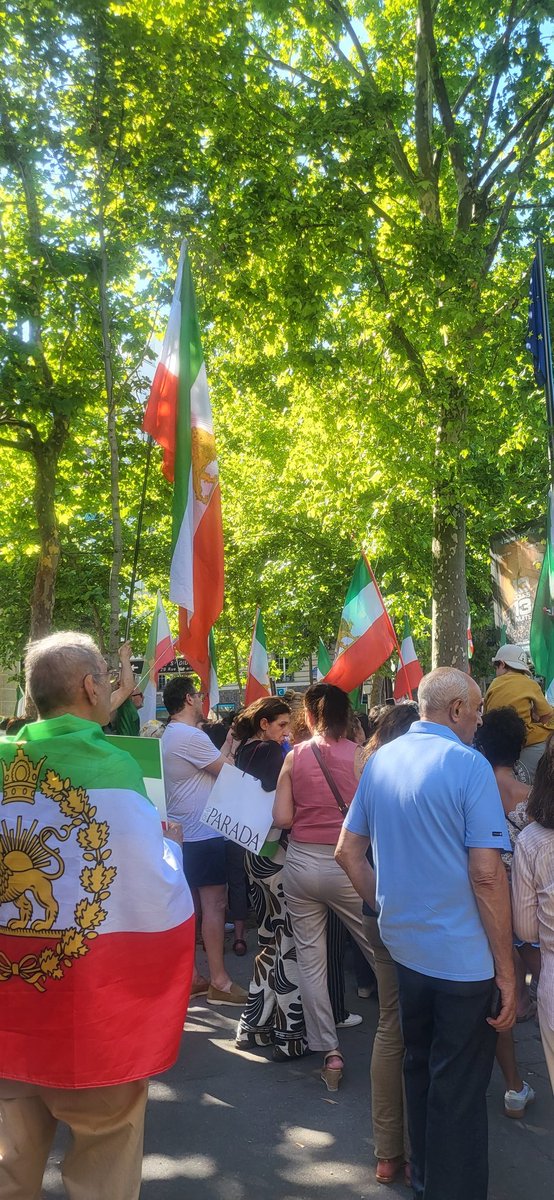 Iranians and Israelis in Paris today.
 امروز در پاریس ایرانیان و بهودیان.
#IraniansStandWithIsrael
#MIGAl 
#همکاری_ملی