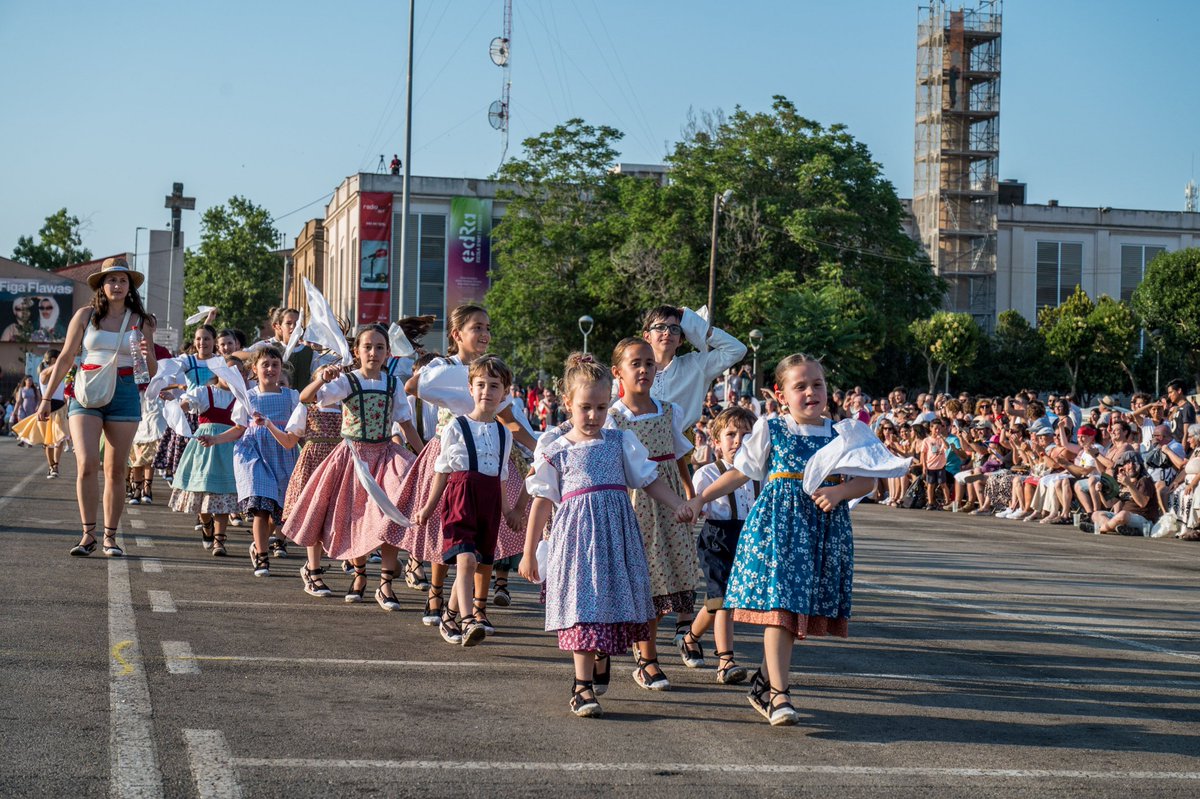 Som_PPCC's tweet image. Una ballada de rècord a la festa major de Rubí. Les Gitanes al Carrer arriben als 1.000 dansaires aquest 2025.
Una cinquantena de colles han anat en cercavila fins a l'Escardívol.