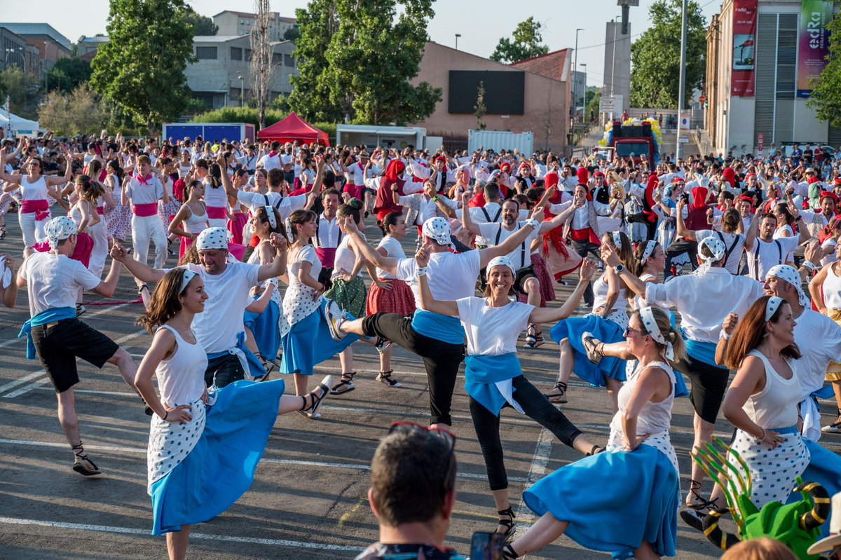 Som_PPCC's tweet image. Una ballada de rècord a la festa major de Rubí. Les Gitanes al Carrer arriben als 1.000 dansaires aquest 2025.
Una cinquantena de colles han anat en cercavila fins a l'Escardívol.