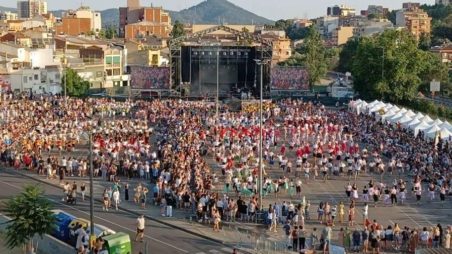 Som_PPCC's tweet image. Una ballada de rècord a la festa major de Rubí. Les Gitanes al Carrer arriben als 1.000 dansaires aquest 2025.
Una cinquantena de colles han anat en cercavila fins a l'Escardívol.