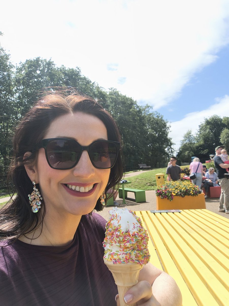 A walk with a purpose this morning - all about spreading awareness on the symptoms of ovarian cancer. Would you know the symptoms 
🖐️ bloated tummy
🖐️Feeling full quickly 
🖐️tummy pain
🖐️Needing to pee more often 

Women rarely develop IBS in later life - so don't be palmed off.