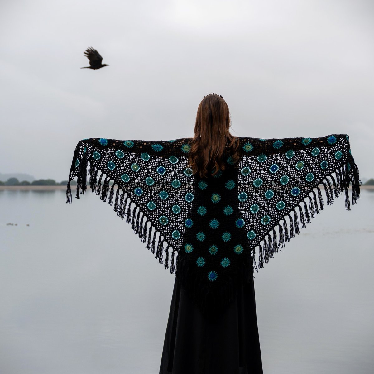 Best photo-bomb ever for a Sea-Witch shawl shoot!
Thank you beautiful crow 🖤
The shawl is on Etsy if you'd like to see more 🌊🧙‍♀️
etsy.com/uk/listing/432…

#photobomb #corvidlove #seawitch #selkie #siren #darkmermaid #elementalmagic #teal #WaterWitch #WaterPriestess