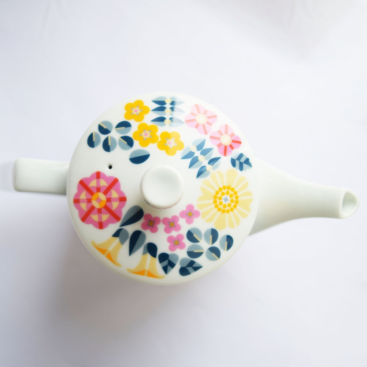 KOTORITACHI_jp's tweet photo. 【波佐見焼TEAPOT】空の木の小鳥達デザインの波佐見焼TEAPOT好評発売中!化粧箱入りで贈り物に。高機能なステンレス茶こし入り!インコやフィンチと花々。色合いをあえて少なく一色が色々な色に見えるデザインに設計しました。◆https://t.co/eKib4jiA4T #kotoritachi #teapot #hasami #波佐見焼 #ティーポット #アフタヌーンティー