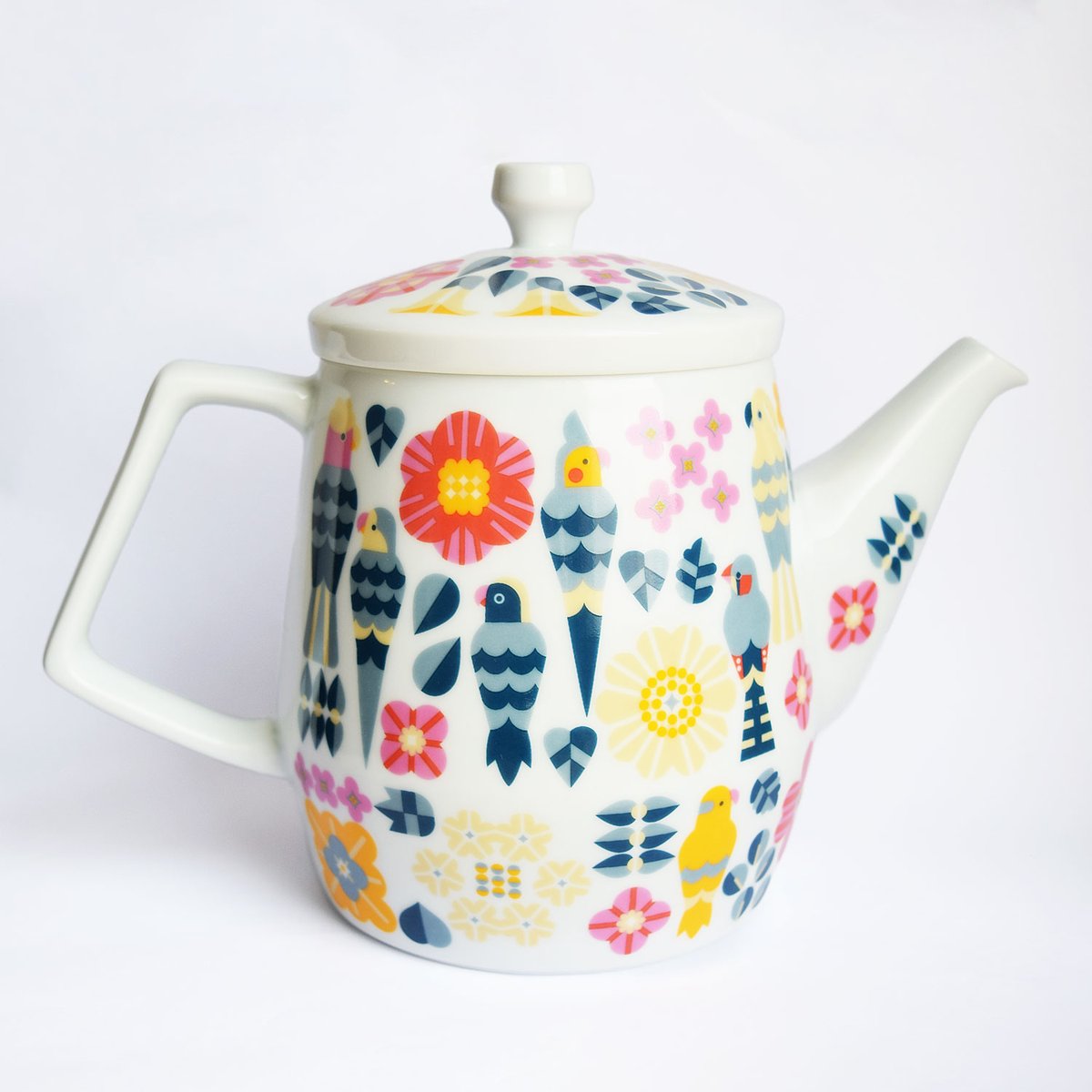 KOTORITACHI_jp's tweet photo. 【波佐見焼TEAPOT】空の木の小鳥達デザインの波佐見焼TEAPOT好評発売中!化粧箱入りで贈り物に。高機能なステンレス茶こし入り!インコやフィンチと花々。色合いをあえて少なく一色が色々な色に見えるデザインに設計しました。◆https://t.co/eKib4jiA4T #kotoritachi #teapot #hasami #波佐見焼 #ティーポット #アフタヌーンティー