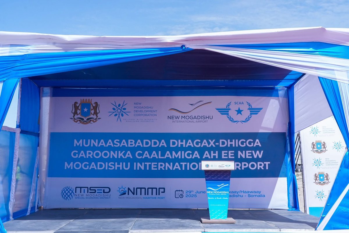 H.E. President Hassan Sheikh Mohamud laid the foundation stone for the New Mogadishu International Airport in Warsheikh, Middle Shabelle. The President hailed the project as vital to advancing national development priorities and boosting Somalia’s aviation connectivity and