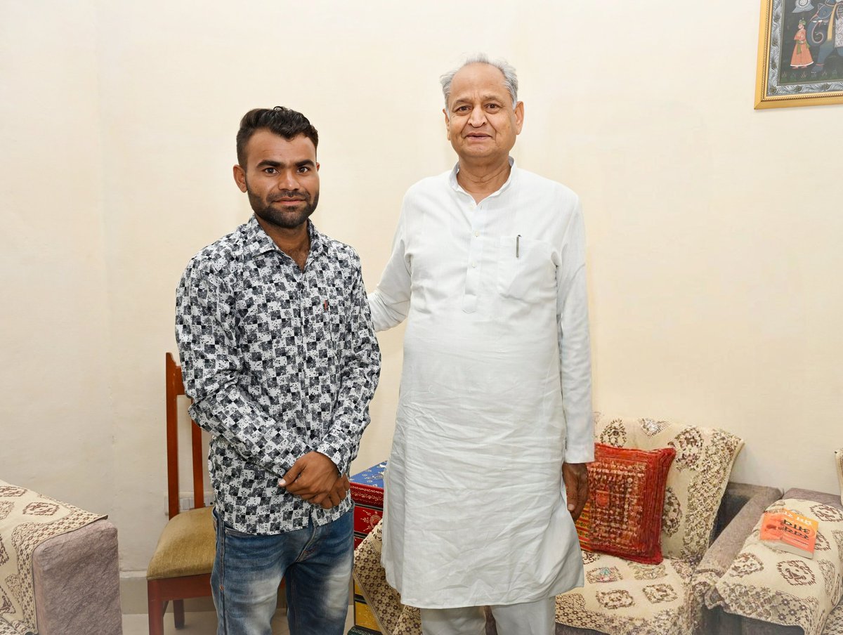 राजस्थान के पूर्व मुख्यमंत्री जननायक आदरणीय श्री अशोक जी गहलोत साहब से जोधपुर सर्किट हाउस में मुलाकात कर आशीर्वाद लिया ..

ashokgehlot.inc less